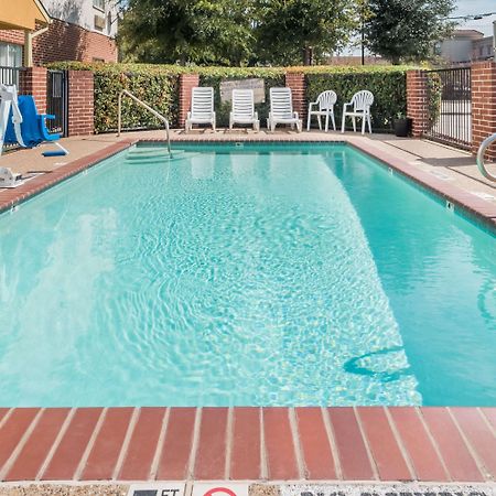 Days Inn & Suites By Wyndham Dallas Bagian luar foto