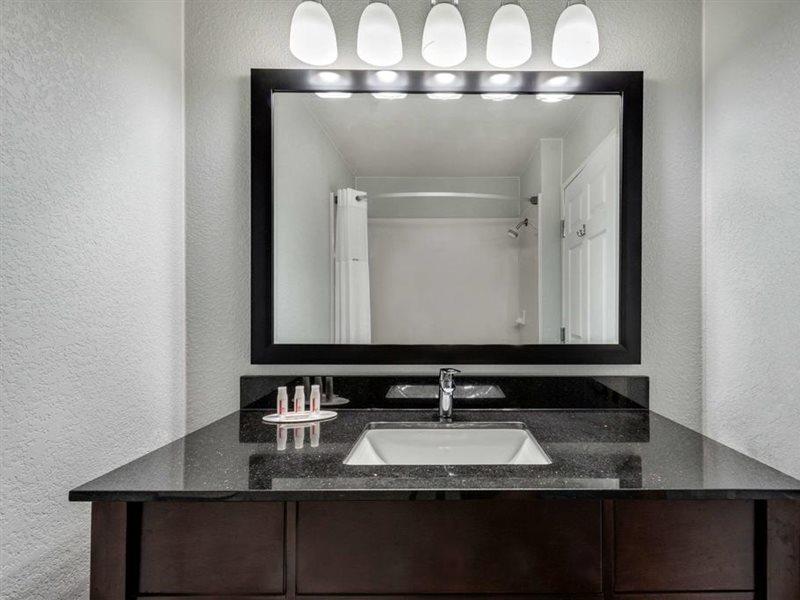 Days Inn & Suites By Wyndham Dallas Bagian luar foto
