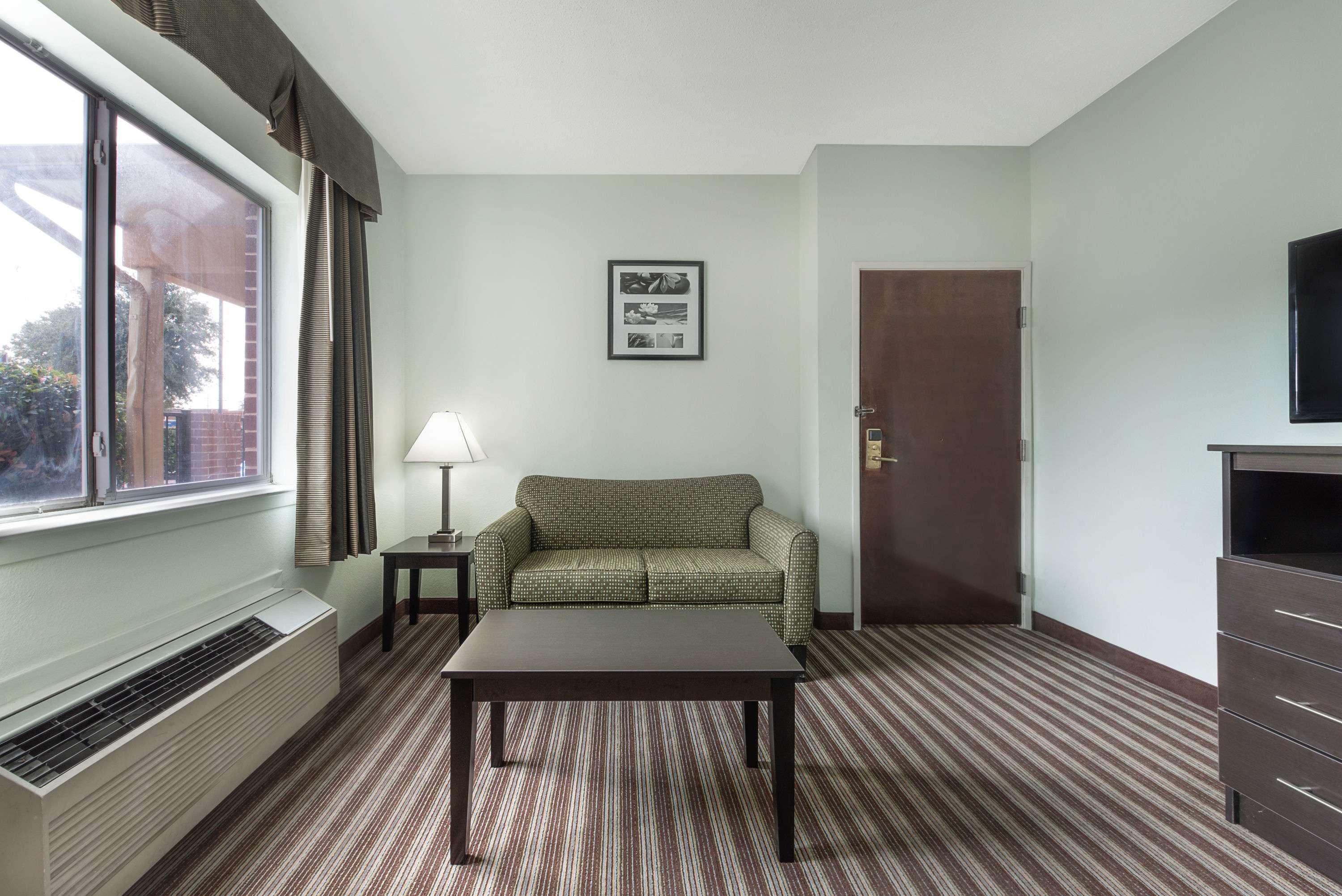 Days Inn & Suites By Wyndham Dallas Bagian luar foto