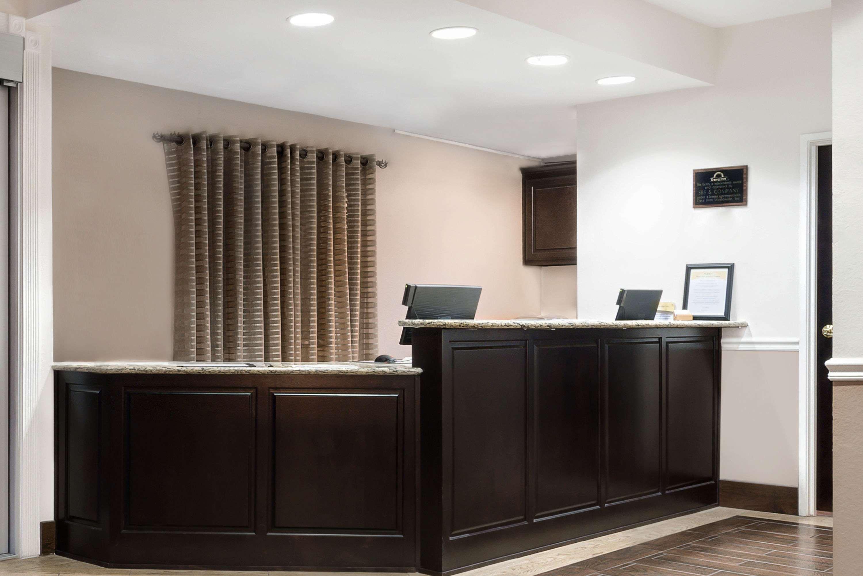 Days Inn & Suites By Wyndham Dallas Bagian luar foto
