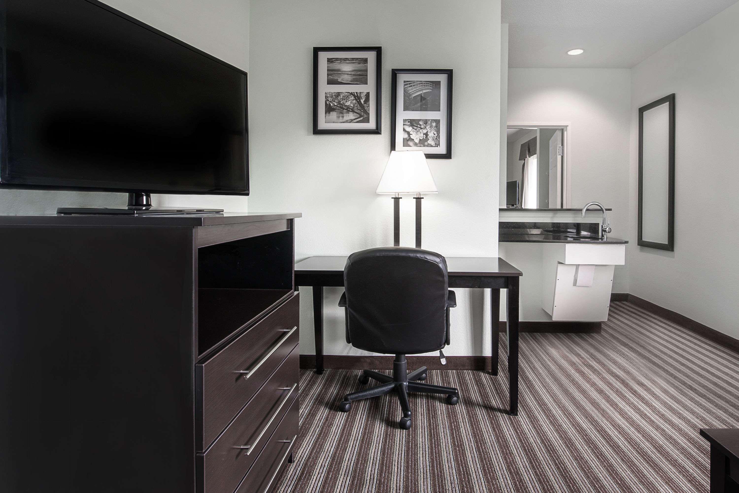 Days Inn & Suites By Wyndham Dallas Bagian luar foto