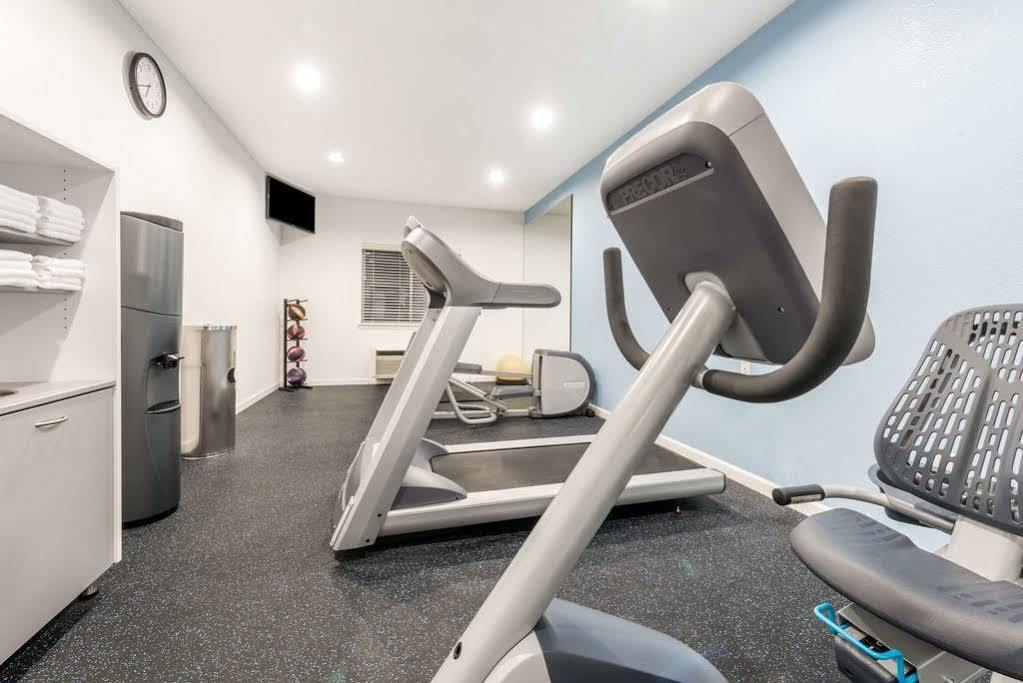 Days Inn & Suites By Wyndham Dallas Bagian luar foto