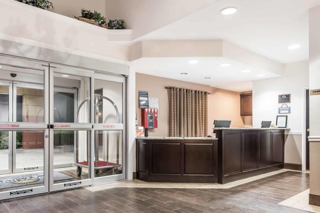Days Inn & Suites By Wyndham Dallas Bagian luar foto