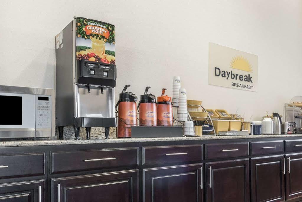 Days Inn & Suites By Wyndham Dallas Bagian luar foto